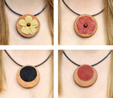 Collar de madera preciosa con flor de cuero Colgante redondo ecológico - SalvoraShop