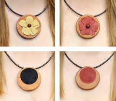 Collar de madera preciosa con flor de cuero Colgante redondo ecológico - SalvoraShop
