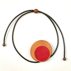 Collar de madera preciosa con flor de cuero Colgante redondo ecológico - SalvoraShop