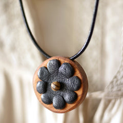 Collar de madera preciosa con flor de cuero Colgante redondo ecológico - SalvoraShop