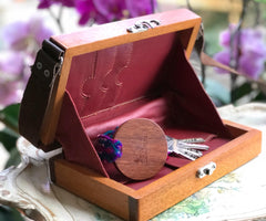 Llavero de maderas preciosas y pulsera de Chiapas, Llavero de maderas recicladas y cinta tejida a mano, Pulsera chiapaneca y madera vintage - SalvoraShop