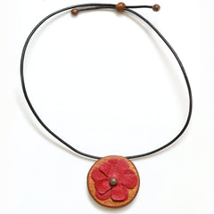 Collar de madera preciosa con flor de cuero Colgante redondo ecológico - SalvoraShop