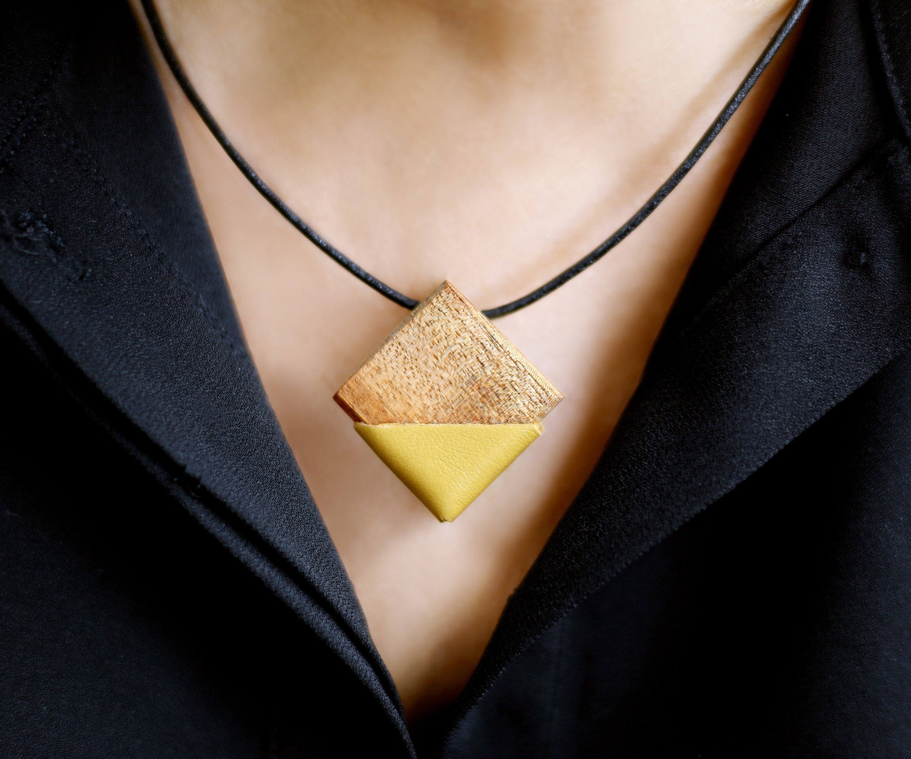 Collar minimalista en madera preciosa y piel color beis, negra o roja - SalvoraShop