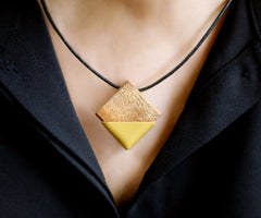 Collar minimalista en madera preciosa y piel color beis, negra o roja - SalvoraShop