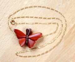 Collar de mariposa en maderas exóticas, Colgante tallado con intarsia - SalvoraShop