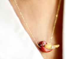 Collar pájaro tallado en maderas preciosas, Colgante gorrión intarsia - SalvoraShop