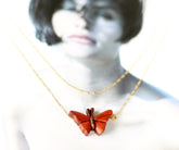 Collar de mariposa en maderas exóticas, Colgante tallado con intarsia - SalvoraShop