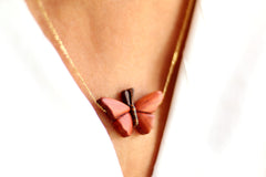 Collar de mariposa en maderas exóticas, Colgante tallado con intarsia - SalvoraShop