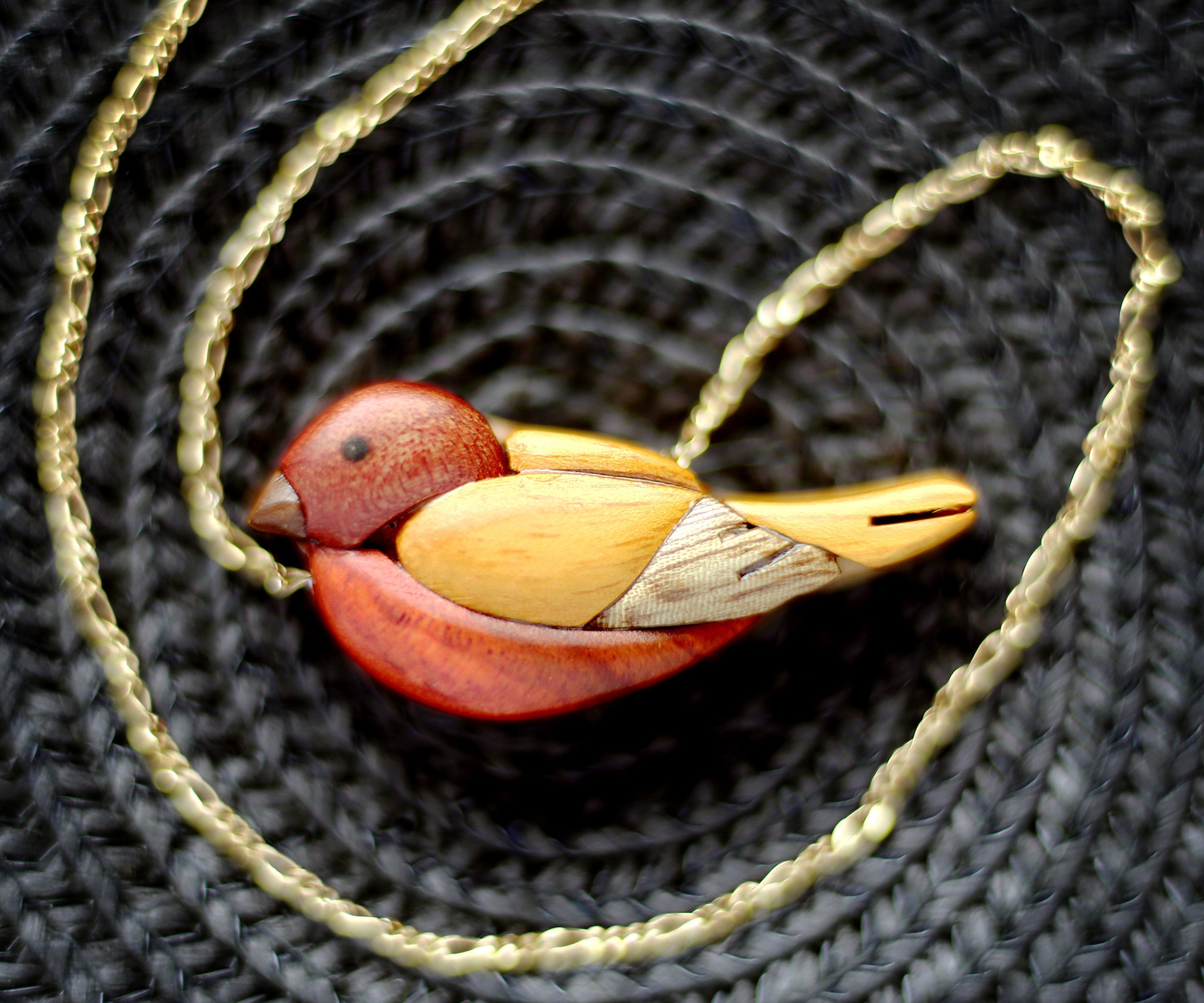 Collar pájaro tallado en maderas preciosas, Colgante gorrión intarsia - SalvoraShop