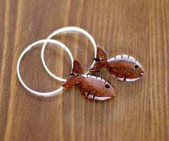 Aros de plata con peces tallados en palo fierro. - SalvoraShop