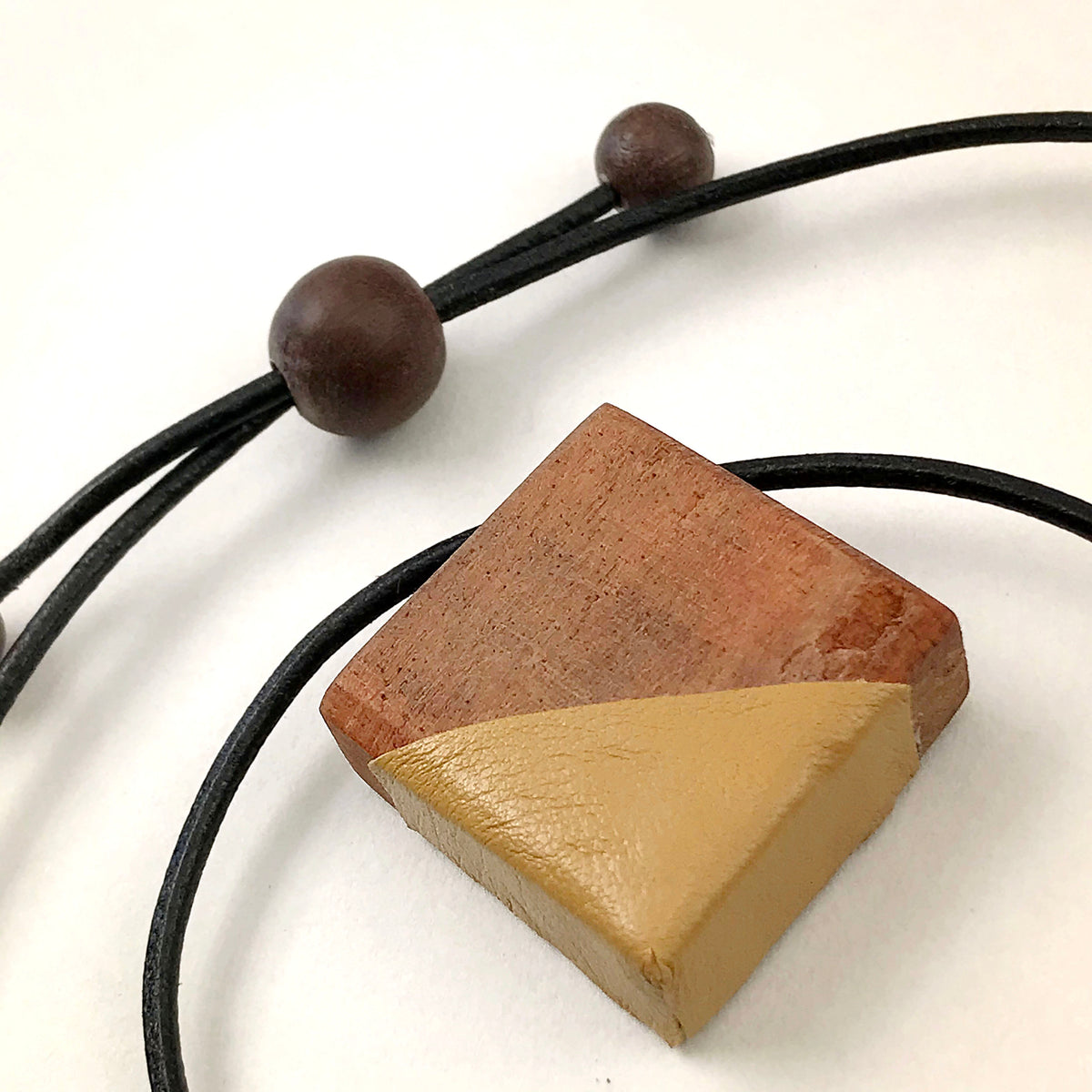 Minimalist wood and leather necklace, Basic adjustable wood pendant with mustard, black or garnet leather, Ecological urban minimal necklace