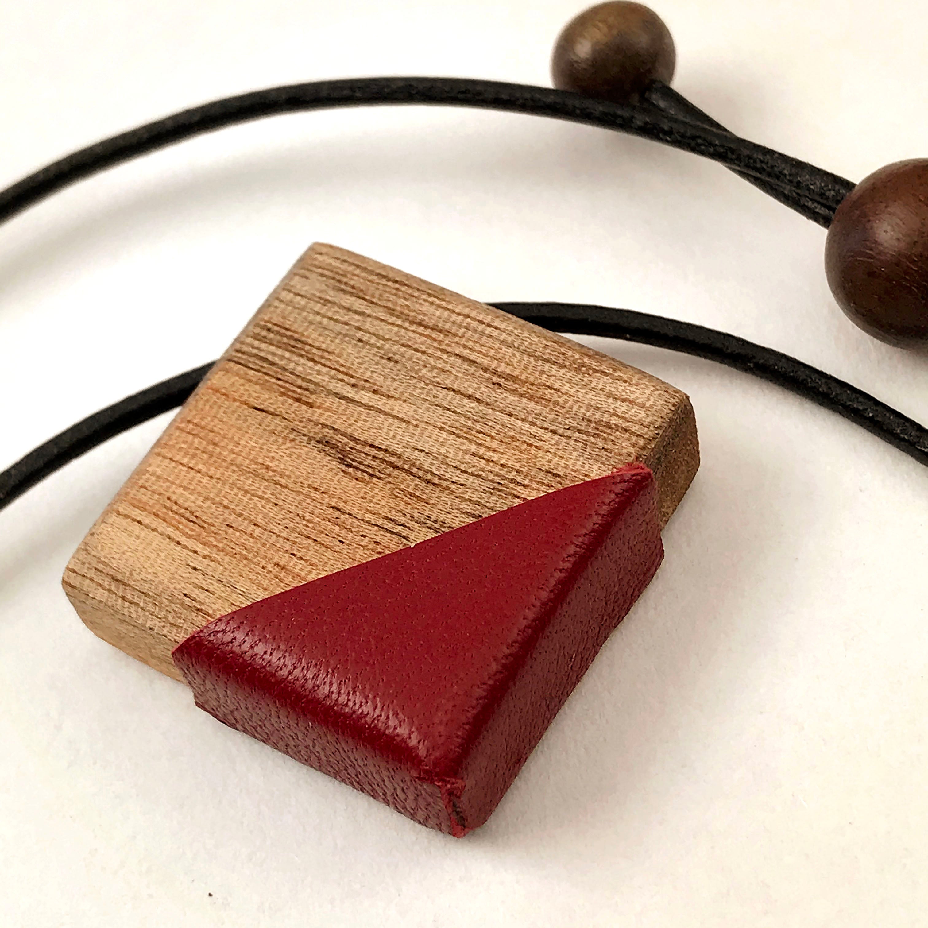 Minimalist wood and leather necklace, Basic adjustable wood pendant with mustard, black or garnet leather, Ecological urban minimal necklace