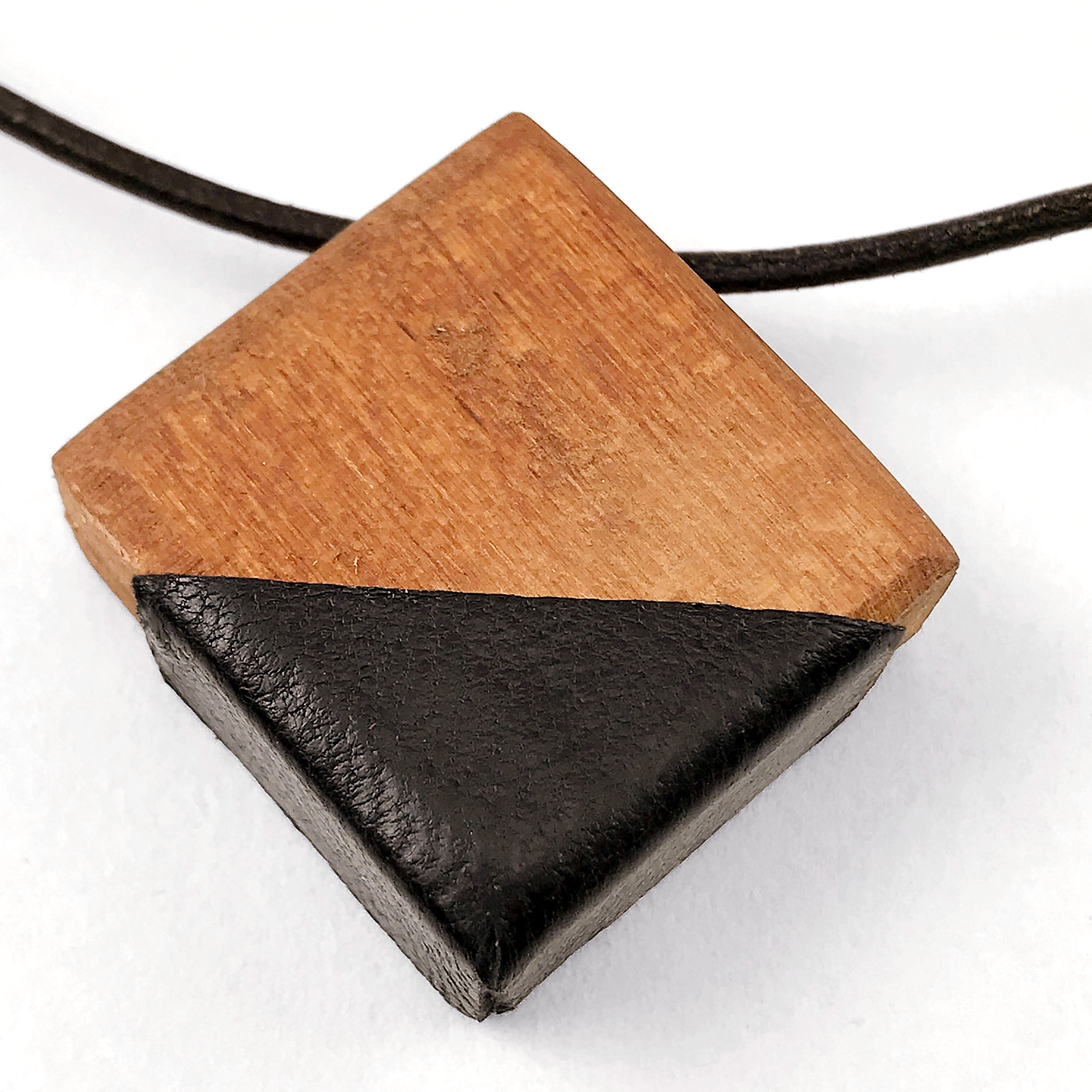 Minimalist wood and leather necklace, Basic adjustable wood pendant with mustard, black or garnet leather, Ecological urban minimal necklace