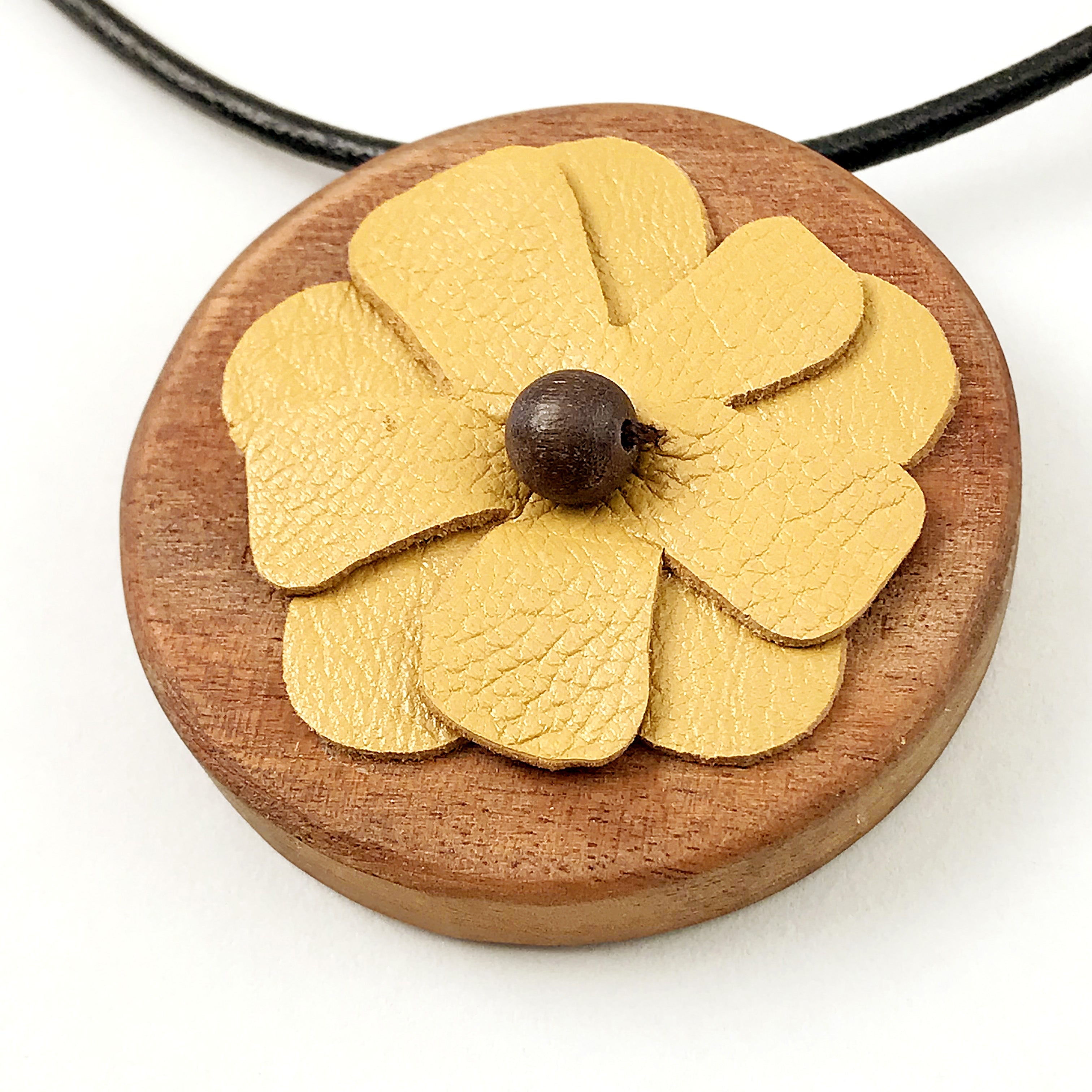Collar de madera preciosa con flor de cuero Colgante redondo ecológico - SalvoraShop