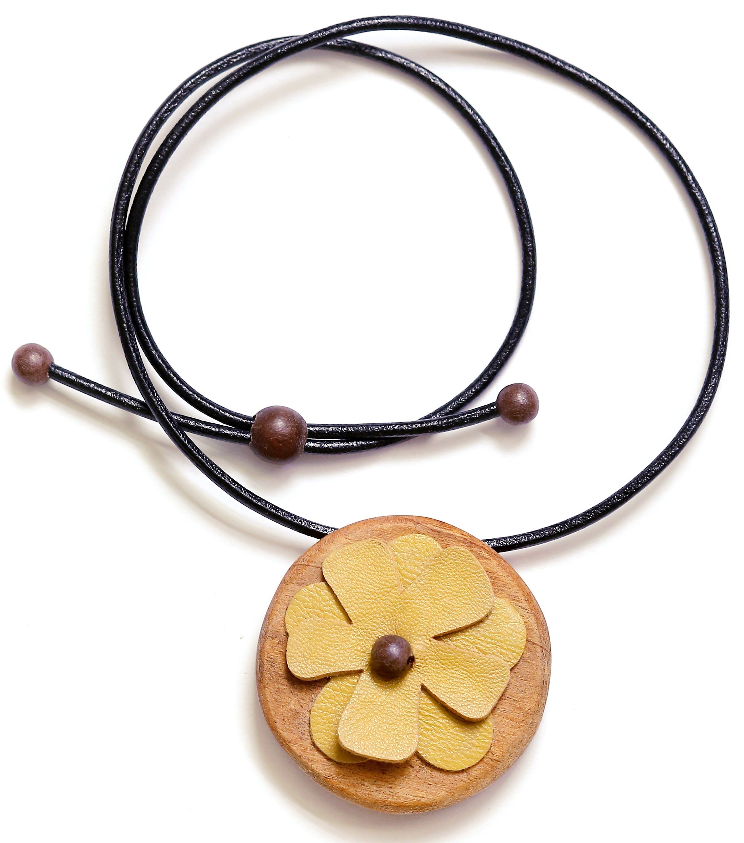 Collar de madera preciosa con flor de cuero Colgante redondo ecológico - SalvoraShop