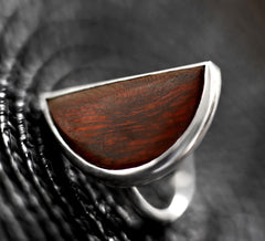 Anillo ajustable de plata artesanal y madera exótica de palo fierro - SalvoraShop