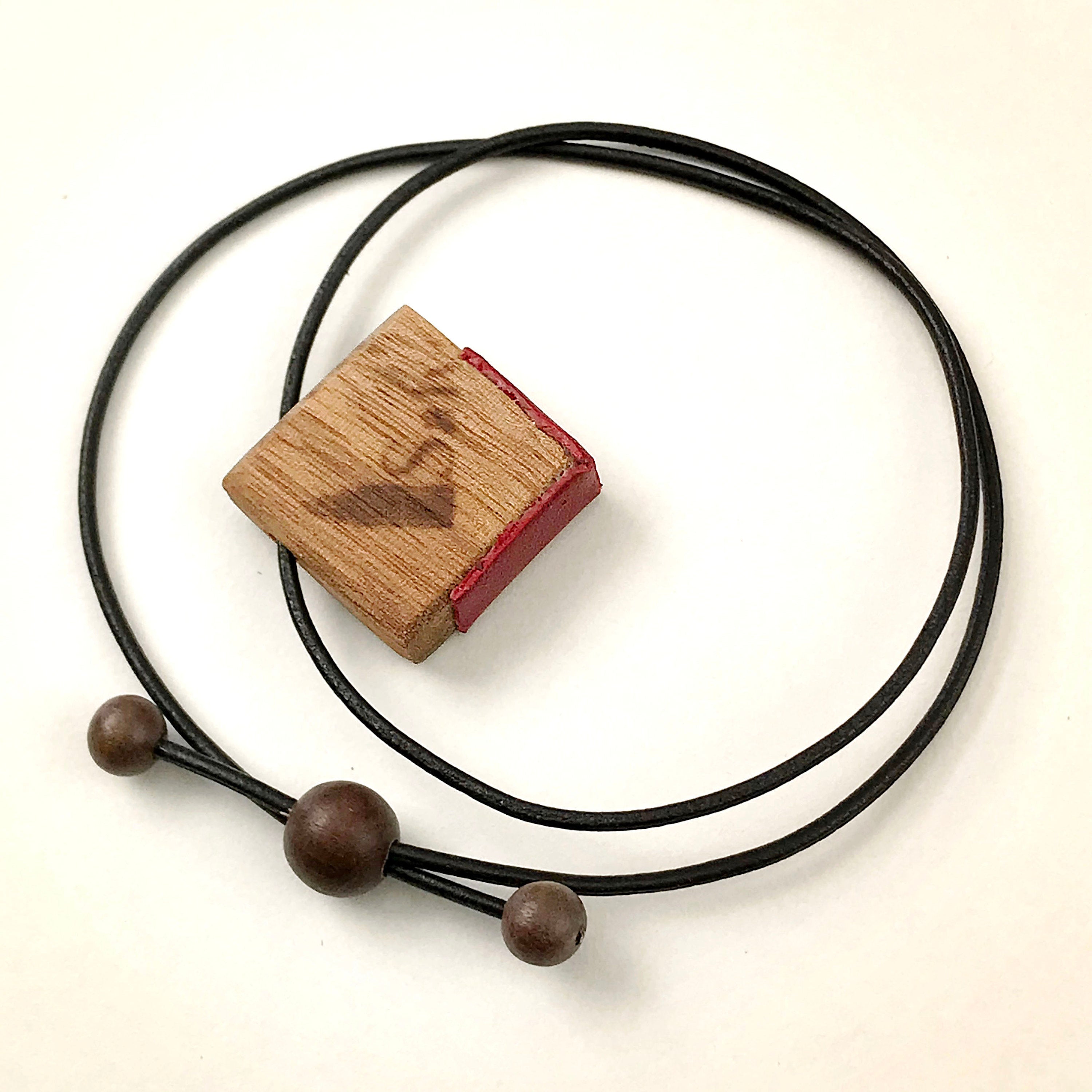 Collar minimalista en madera preciosa y piel color beis, negra o roja - SalvoraShop
