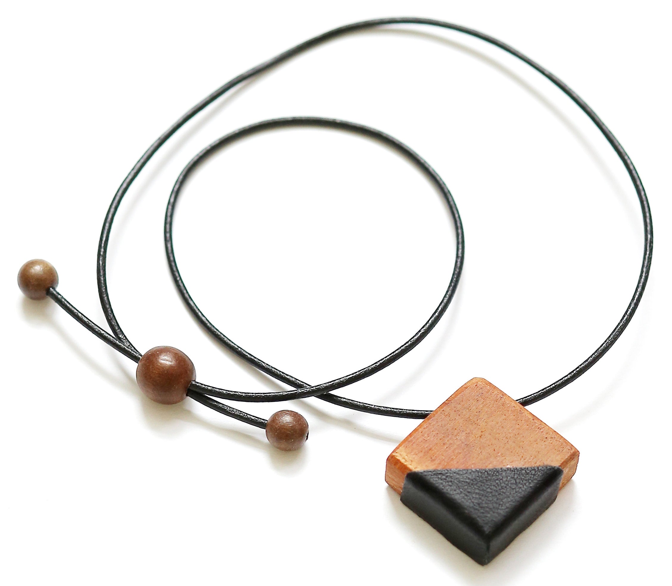 Collar minimalista en madera preciosa y piel color beis, negra o roja - SalvoraShop