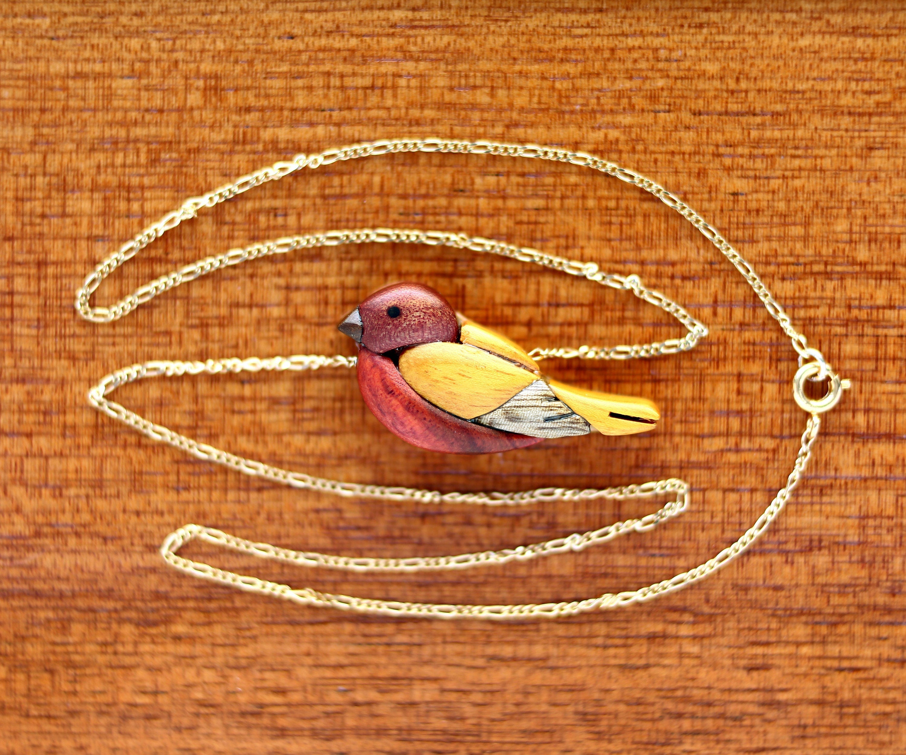 Collar pájaro tallado en maderas preciosas, Colgante gorrión intarsia - SalvoraShop